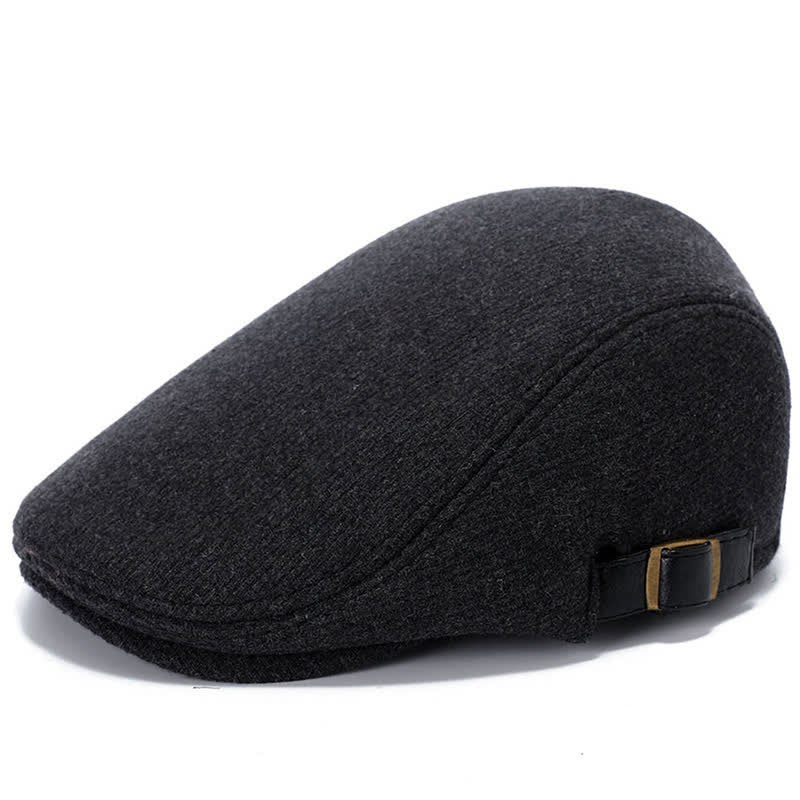Boina plana con hebilla ajustable de cuero