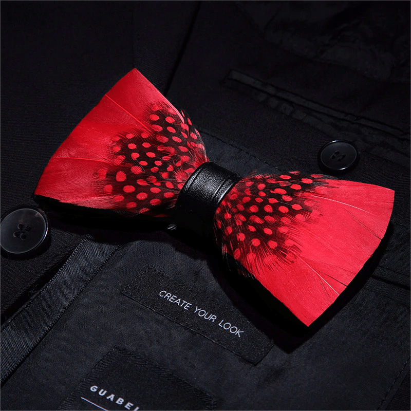 Pajarita con plumas de pinzón rojas y negras para niños con prendedor de solapa