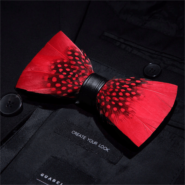 Pajarita con plumas de pinzón rojas y negras y broche de solapa