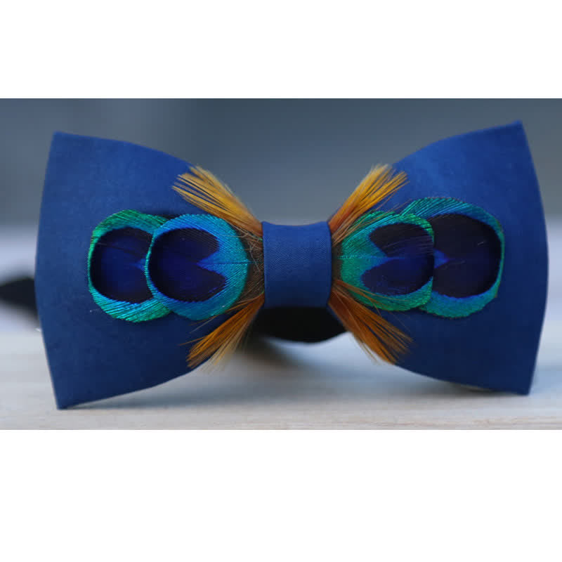 Pajarita con plumas de pavo real de color azul marino y ojos grandes
