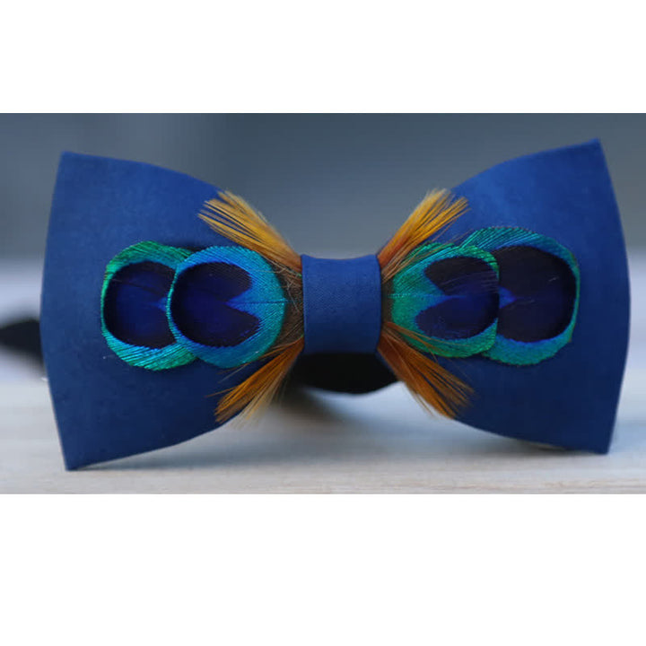 Pajarita con plumas de pavo real de color azul marino y ojos grandes