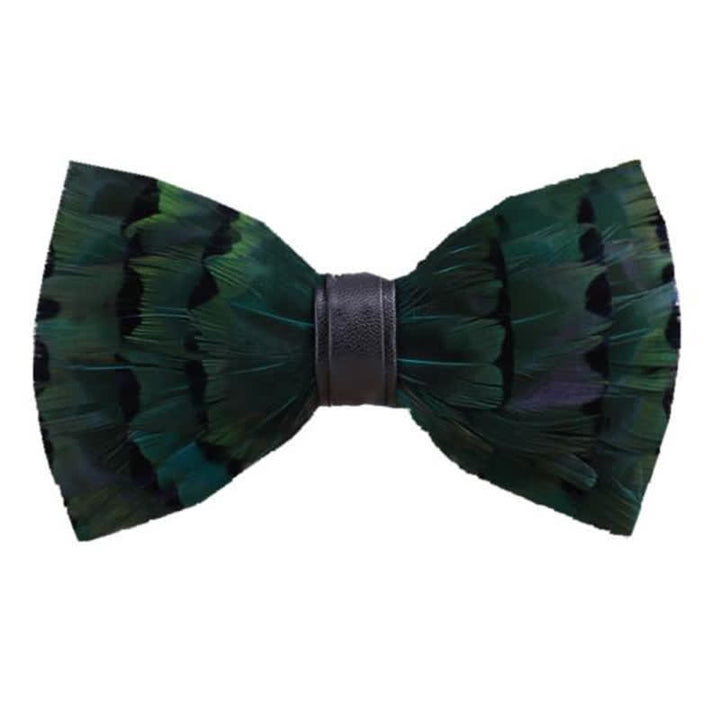 Pajarita con plumas de cola de pinzón verde oscuro y broche de solapa