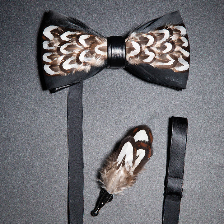 Pajarita con plumas de Gobi del desierto negras y marrones y broche de solapa