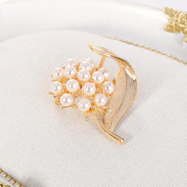 Broche de perlas con flores frescas para mujer