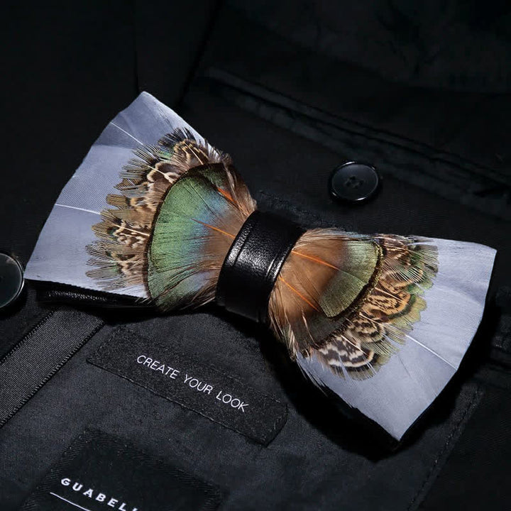 Pajarita de caballero con plumas en gris y verde y broche de solapa