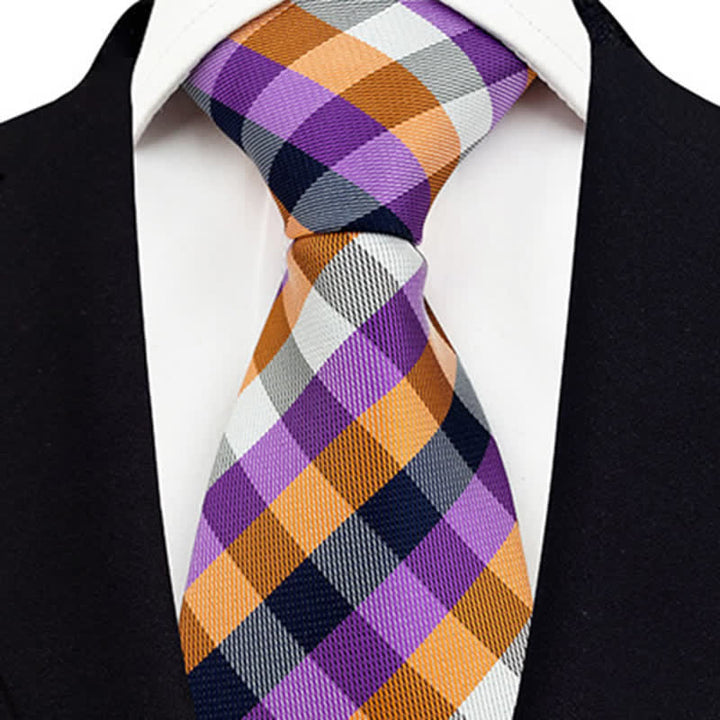 Traje de esmoquin ajustado para hombre con corbata a cuadros