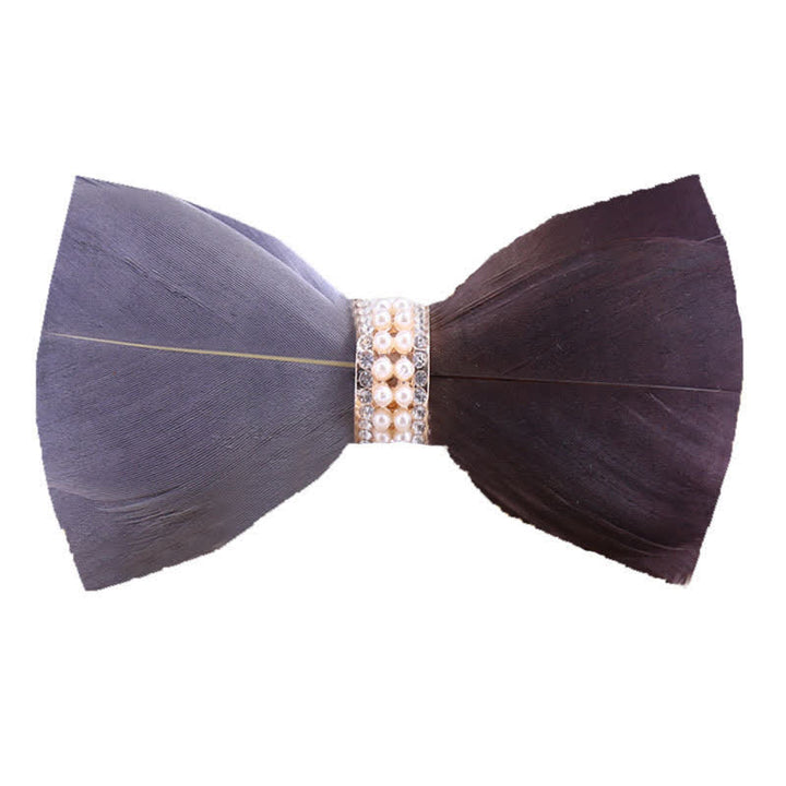 Pajarita con plumas de perla brillante en gris y marrón y broche de solapa