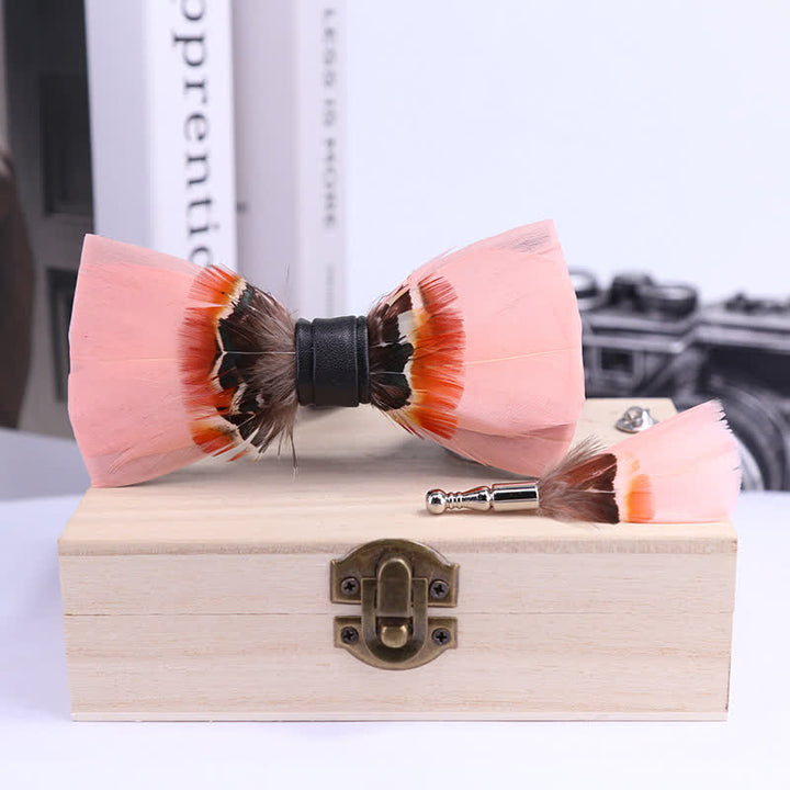 Pajarita con plumas rosas pop y broche de solapa