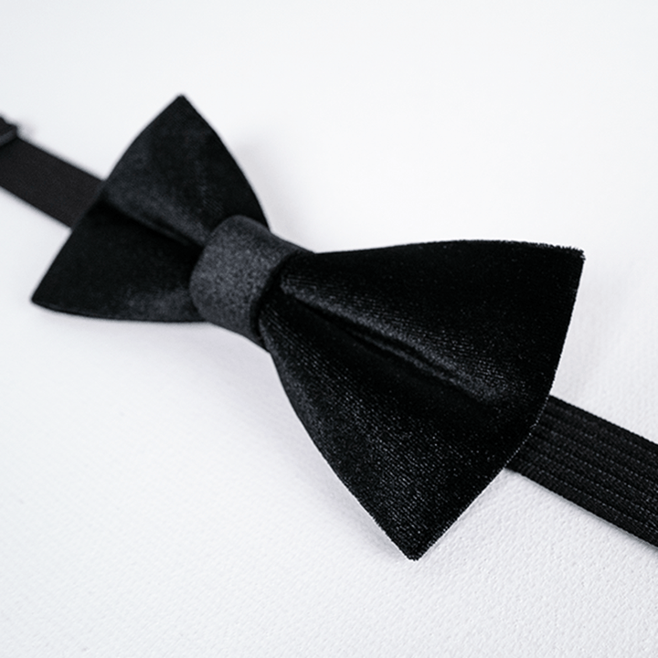 Pajarita de terciopelo de color negro obsidiana para hombre