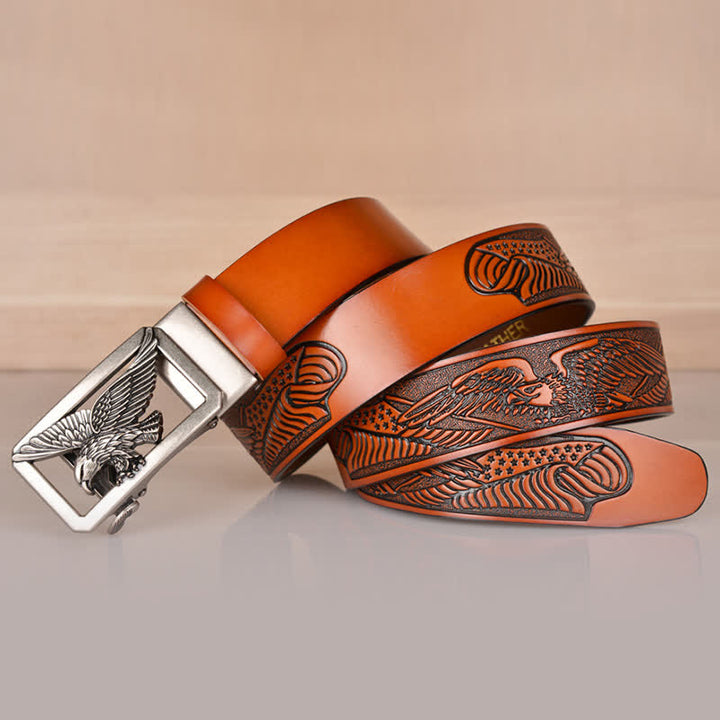 Cinturón de cuero con relieve y hebilla de águila hueca para hombre