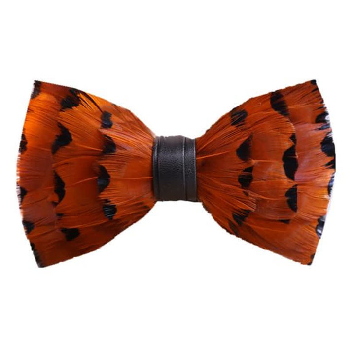 Pajarita con plumas de cola de pinzón de color naranja vibrante y broche de solapa