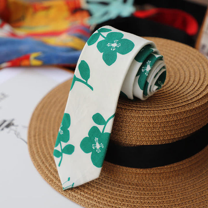 Corbata fina elegante con diseño floral para hombre.