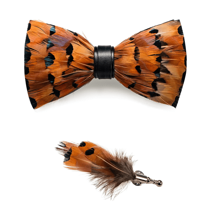 Pajarita con plumas y ribete negro y leonado y broche de solapa
