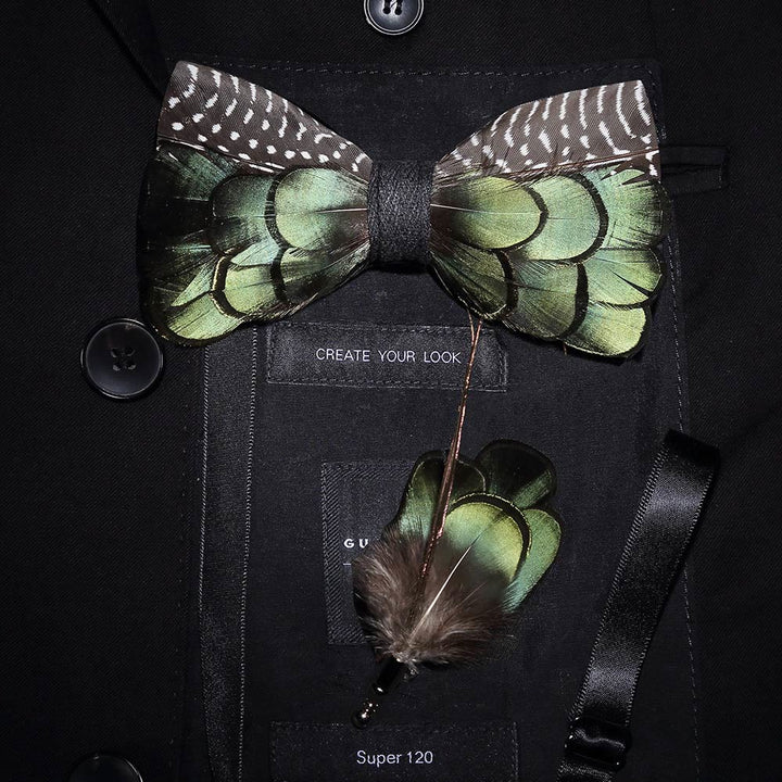 Pajarita con plumas de ganso y pavo real verde y marrón con prendedor de solapa