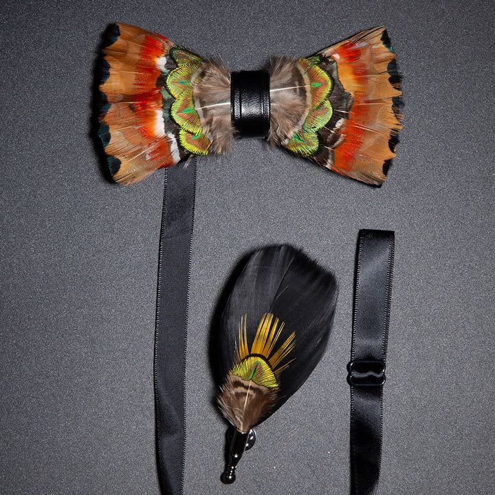 Pajarita con pluma de fénix naranja y broche de solapa