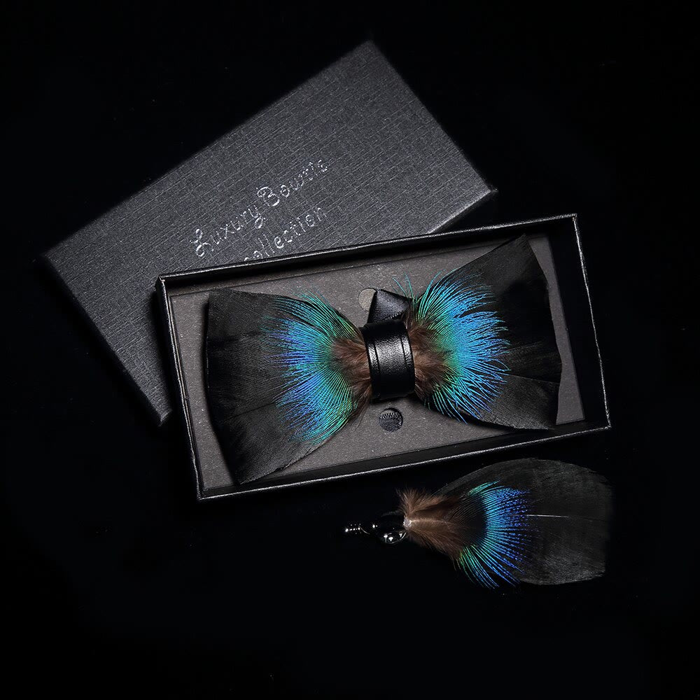 Pajarita de plumas versátil para niños en negro y azul con prendedor de solapa