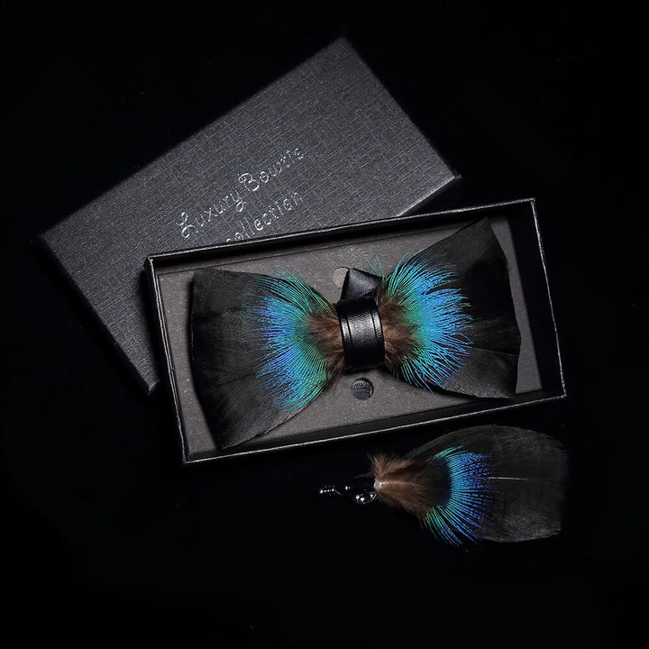Pajarita de plumas versátil para niños en negro y azul con prendedor de solapa