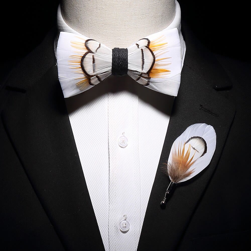 Pajarita elegante con plumas color beige para niños y broche de solapa