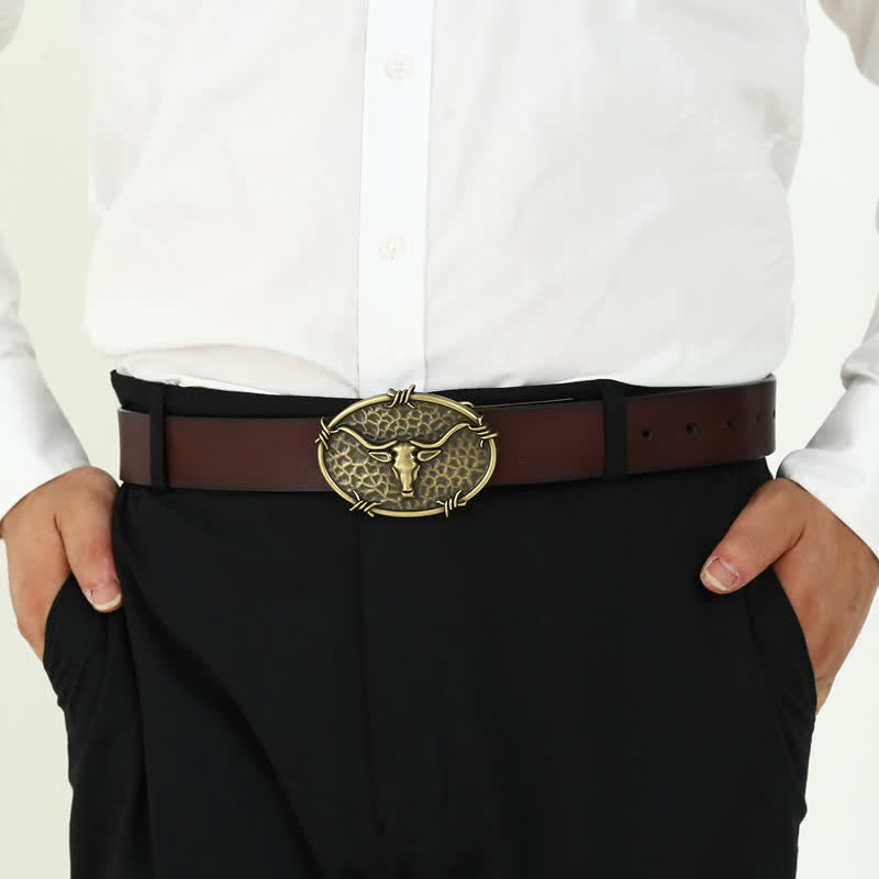 Cinturón de cuero con hebilla martillada y diseño de cabeza de toro de vaquero para hombre