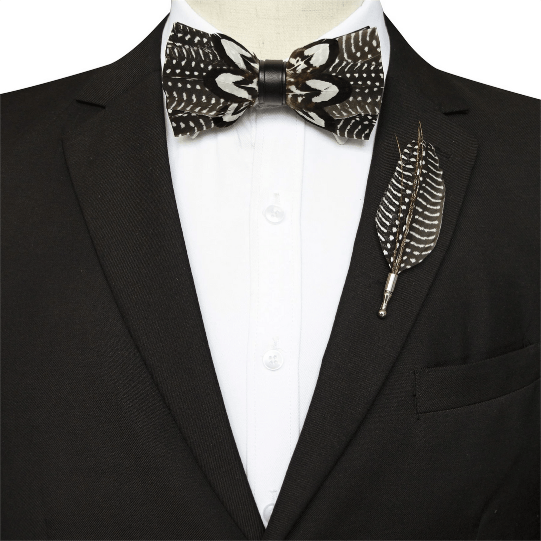 Pajarita de plumas con lunares marrones y blancos y broche de solapa