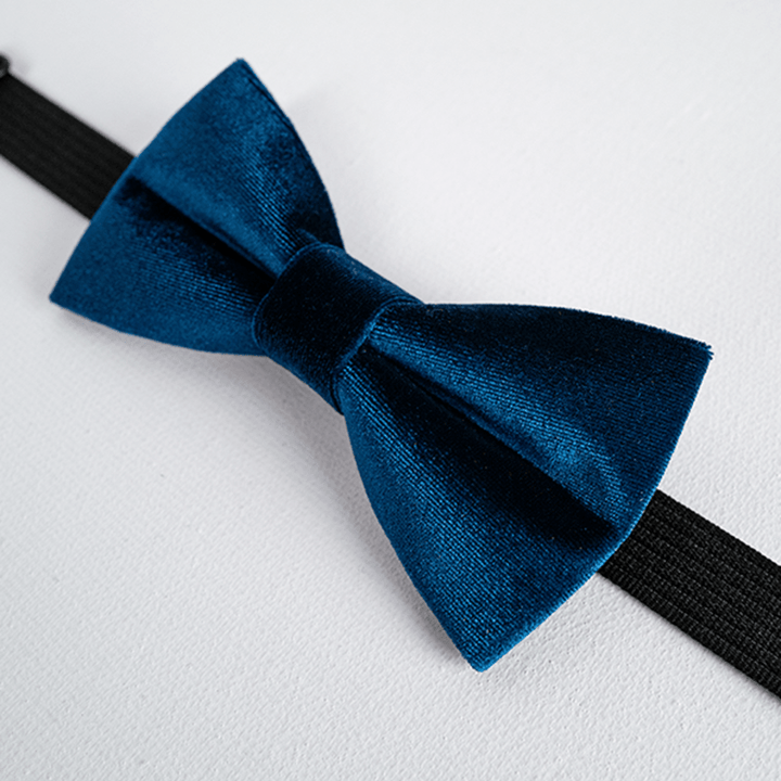 Pajarita de terciopelo de color liso azul de Prusia para hombre