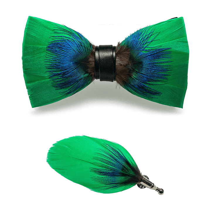 Pajarita con plumas azules y verdes para niños con broche de solapa