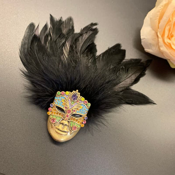 Broche de plumas con máscara de tribus primitivas