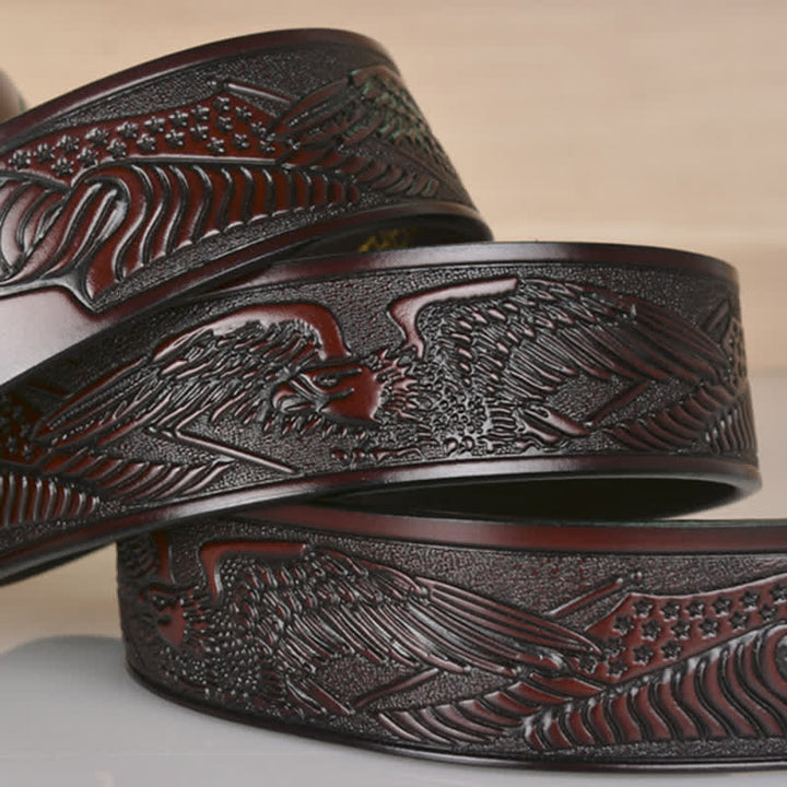 Cinturón de cuero con relieve y hebilla de águila hueca para hombre