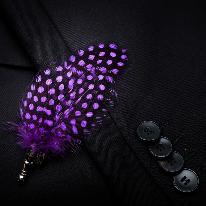 Pajarita de plumas con lunares blancos violeta oscuro para niños con broche de solapa