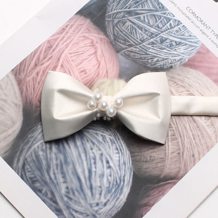 Pajarita elegante con flores y perlas blancas marfil para hombre