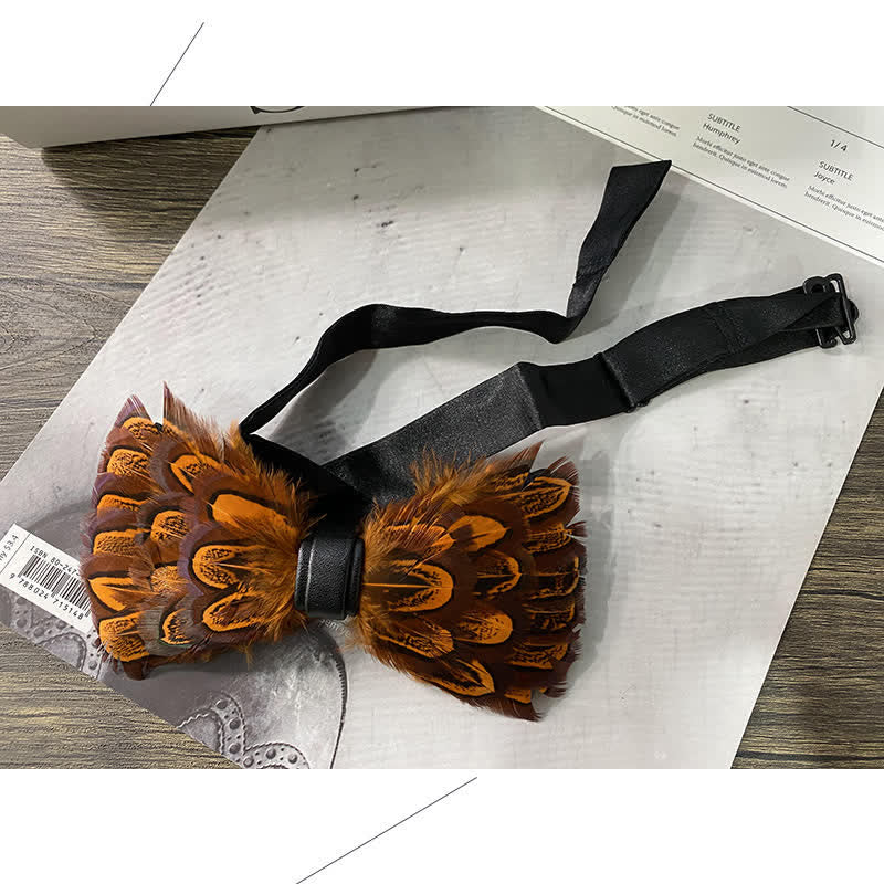 Pajarita con plumas de pavo real naranja y negra y broche de solapa