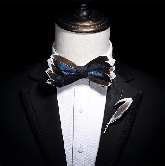 Pajarita elegante con plumas en azul oscuro y marrón para niños con prendedor de solapa