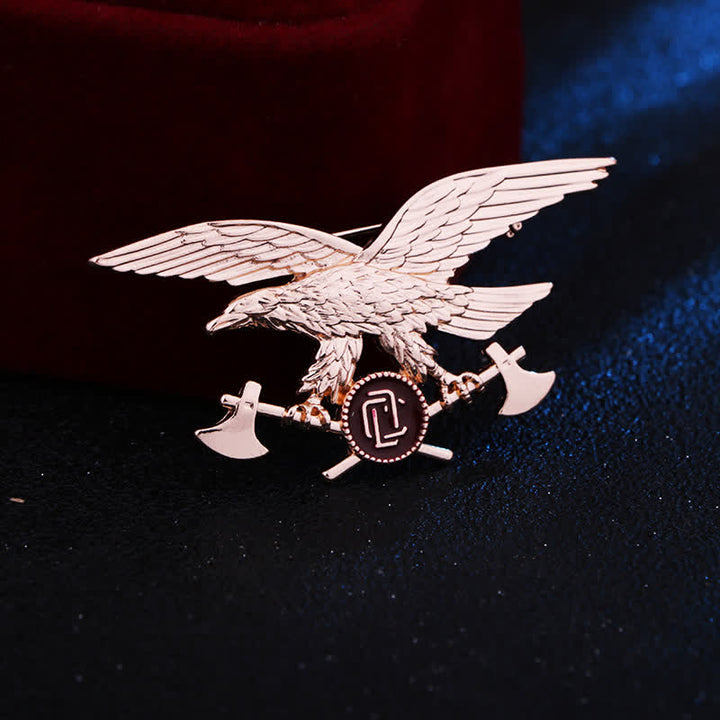 Broche de hacha con águila retro para hombre