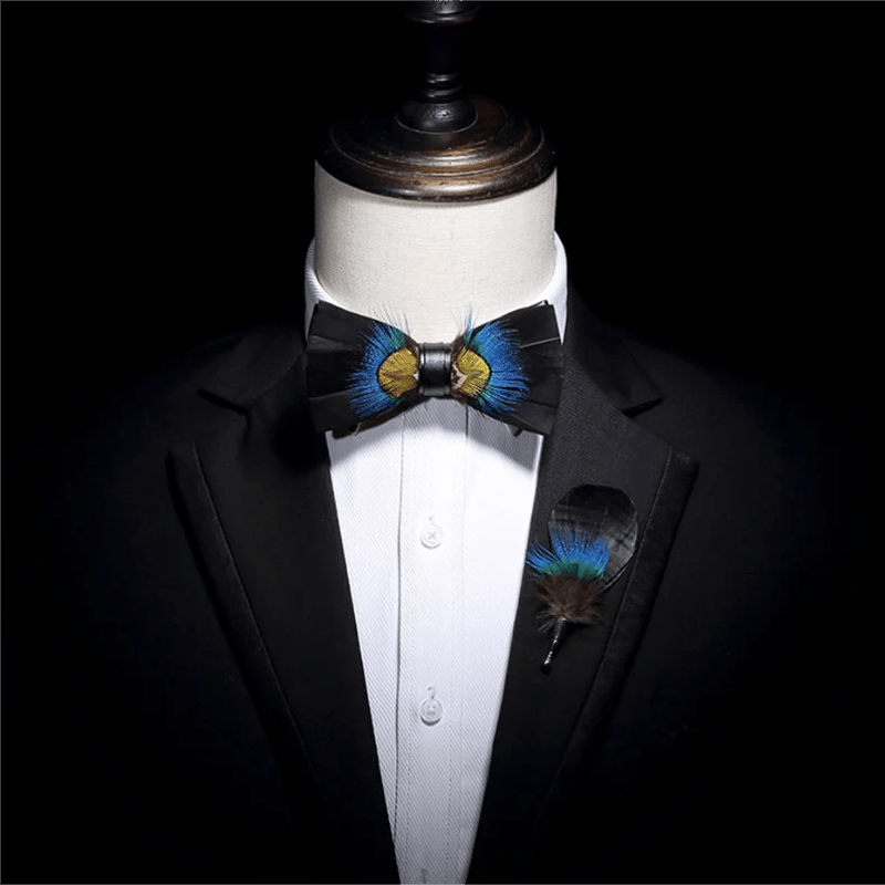 Pajarita con plumas de faisán azul y negro y broche de solapa