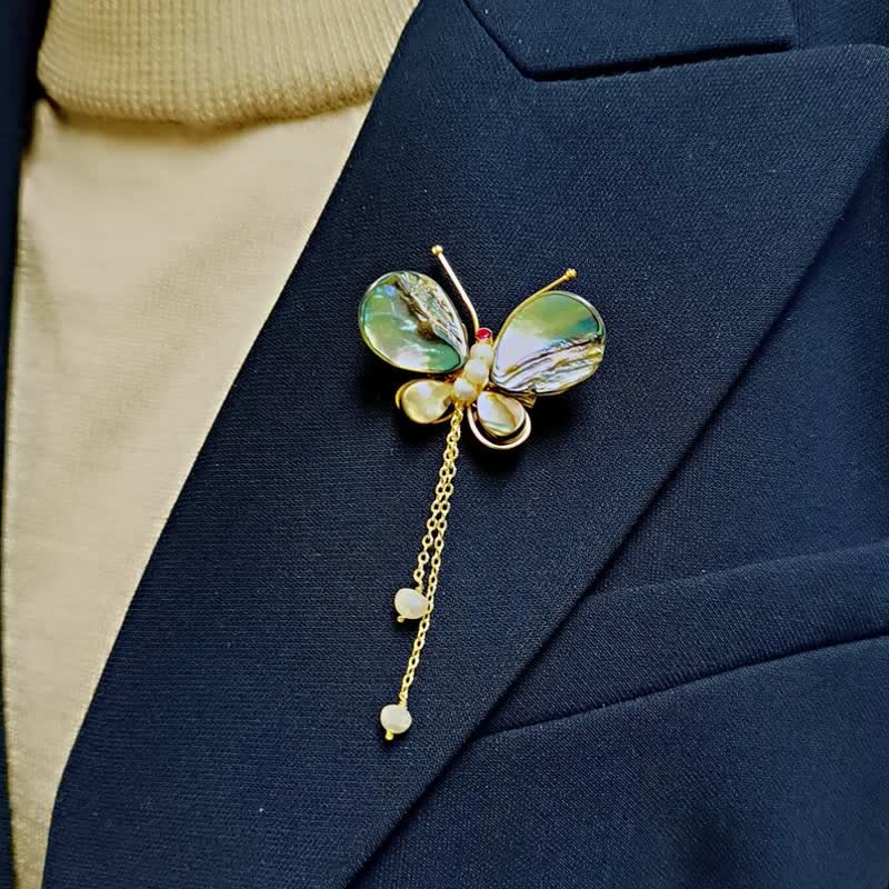 Broche de borla con forma de mariposa y concha para mujer