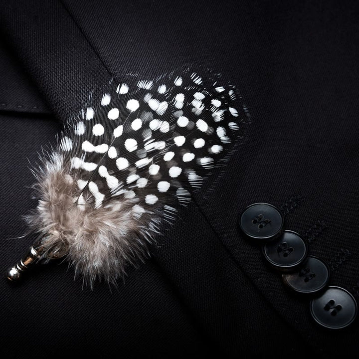 Pajarita con plumas y lunares en blanco y negro con broche de solapa