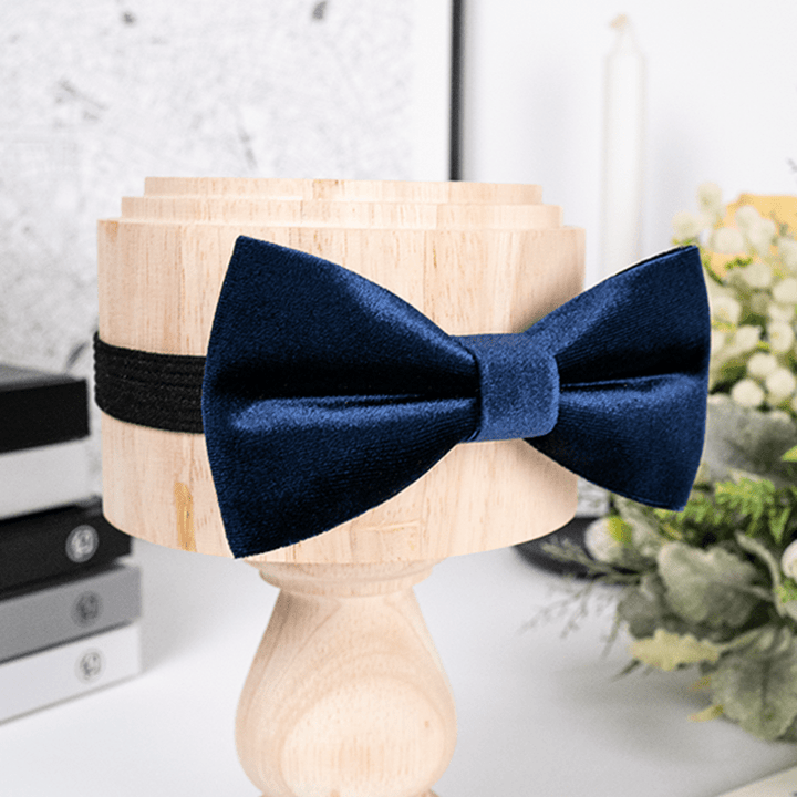 Pajarita de terciopelo de color azul marino liso para hombre