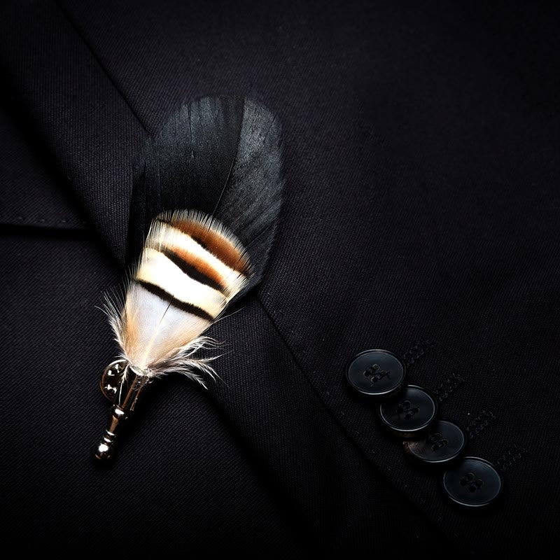 Pajarita con plumas de cisne marrón y negra y broche de solapa