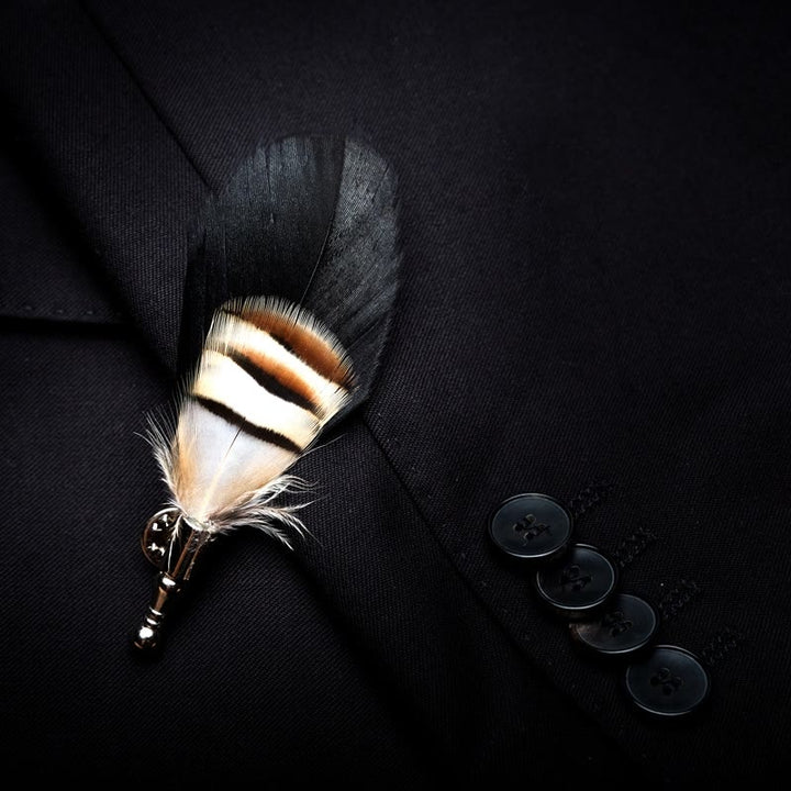 Pajarita con plumas de cisne marrón y negra y broche de solapa