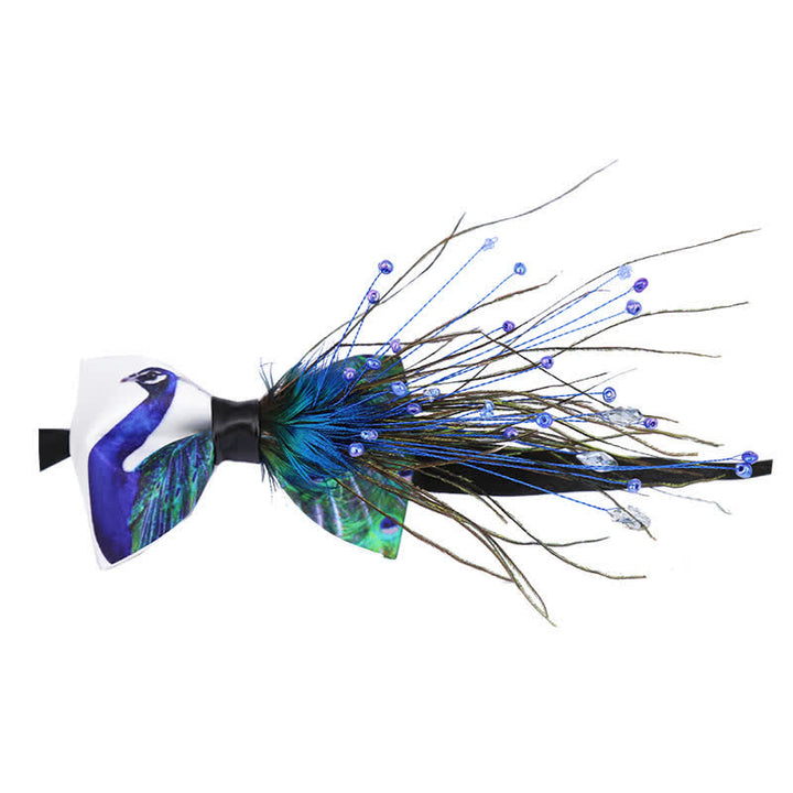 Pajarita con plumas y cuentas de cola de pavo real azul
