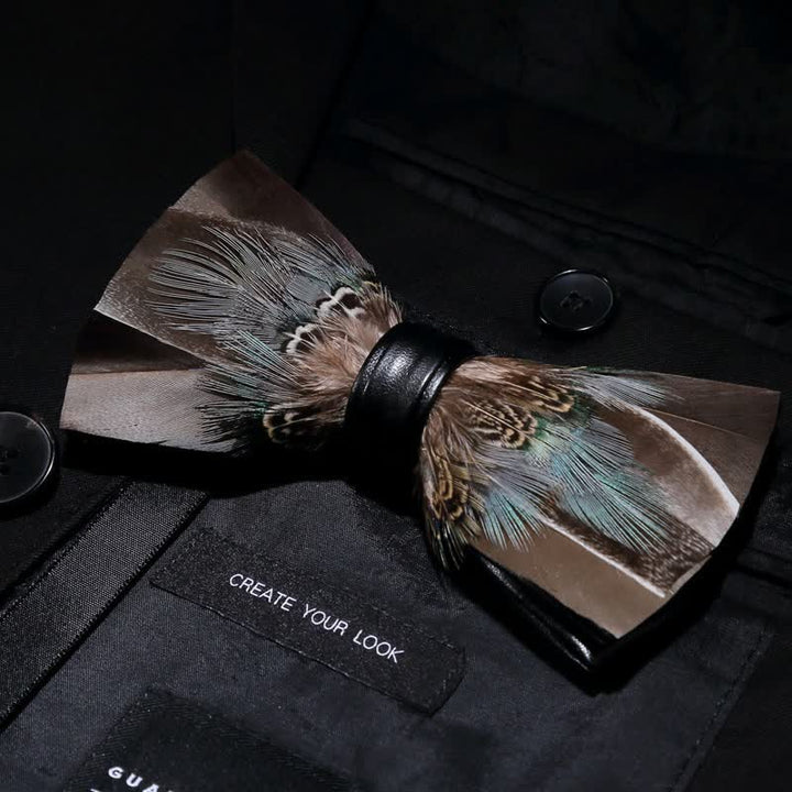 Pajarita rústica de plumas de color marrón con prendedor de solapa