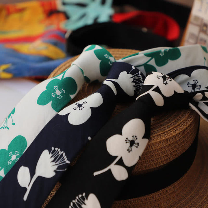 Corbata fina elegante con diseño floral para hombre.