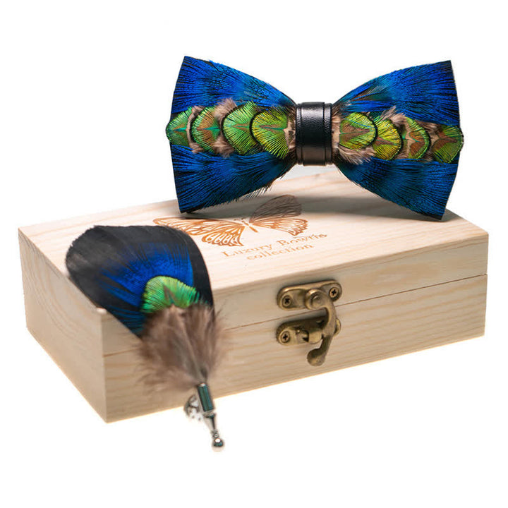 Pajarita de plumas azul y verde-amarilla para niños con prendedor de solapa