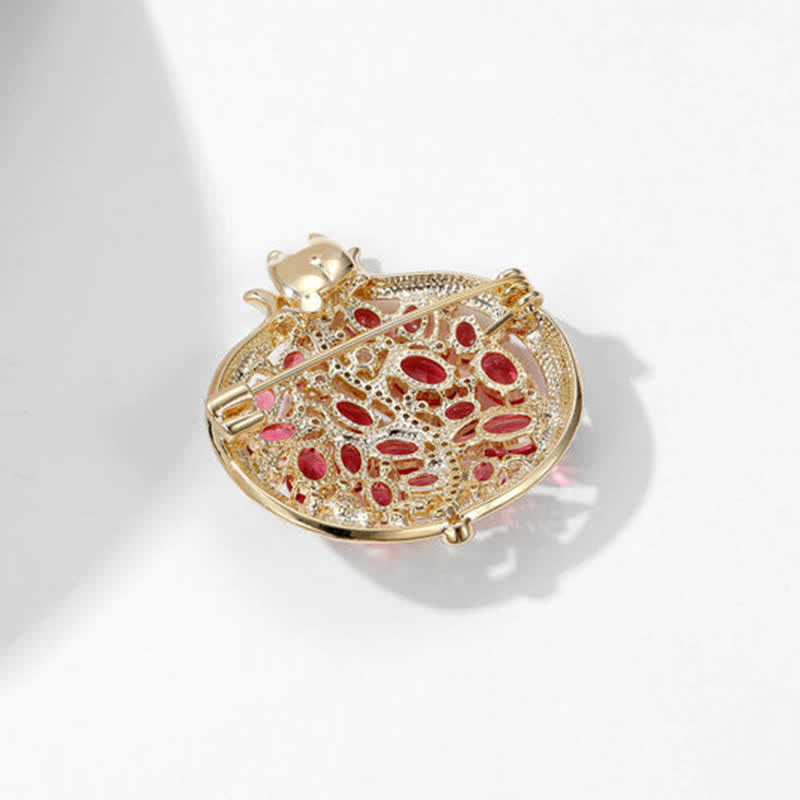 Broche elegante de mujer con forma de insecto y granada.