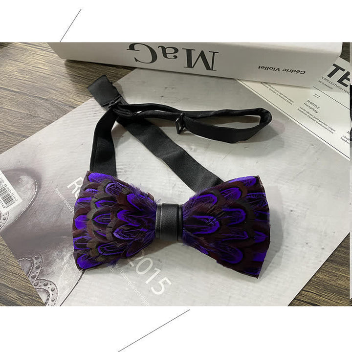 Pajarita con plumas color morado y ladrillo refractario y alfiler de solapa