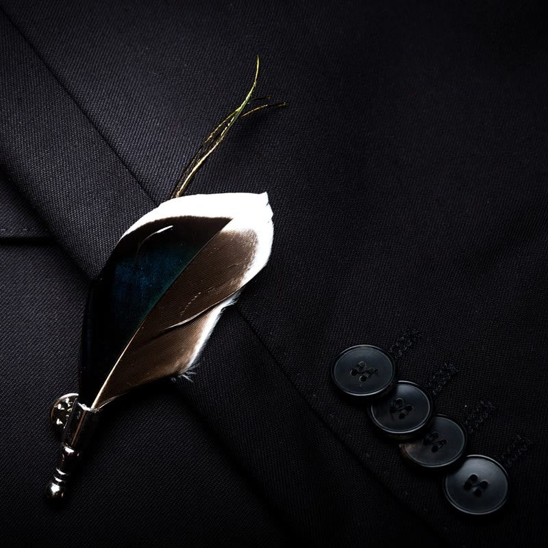 Pajarita vintage con plumas en azul marino y marrón y broche de solapa