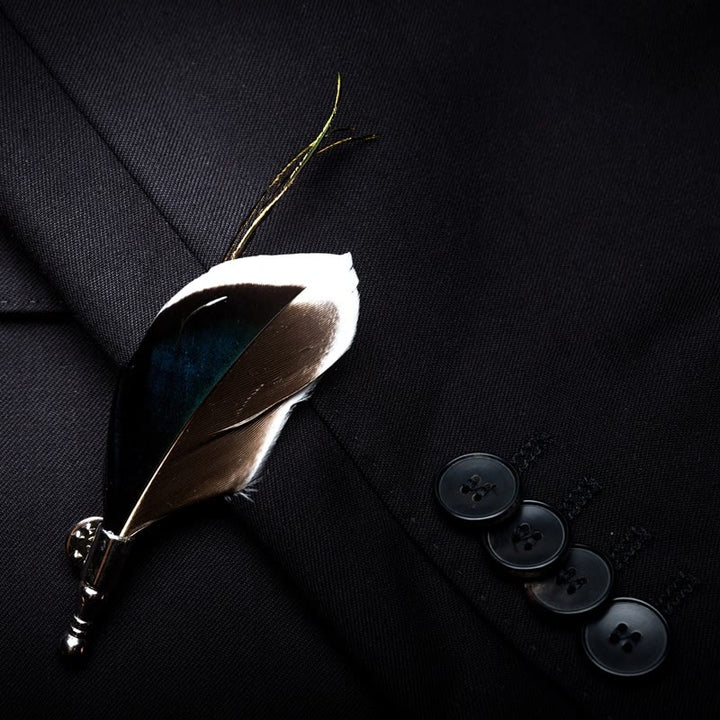 Pajarita vintage con plumas en azul marino y marrón y broche de solapa