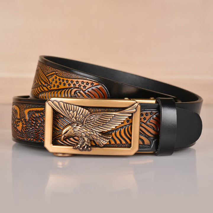 Cinturón de cuero con relieve y hebilla de águila hueca para hombre