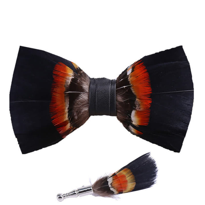 Pajarita con plumas negras y naranjas y broche de solapa