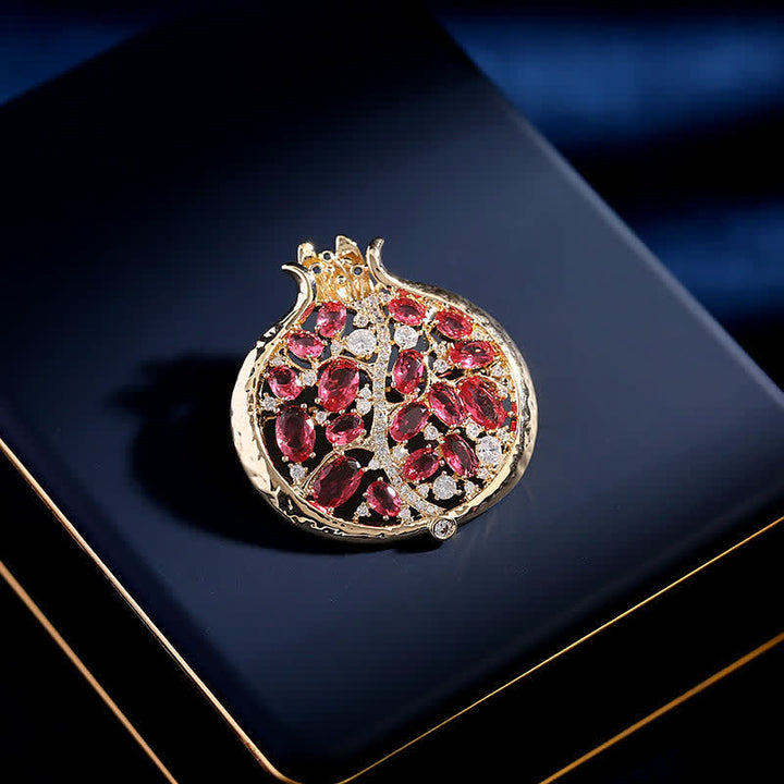 Broche elegante de mujer con forma de insecto y granada.
